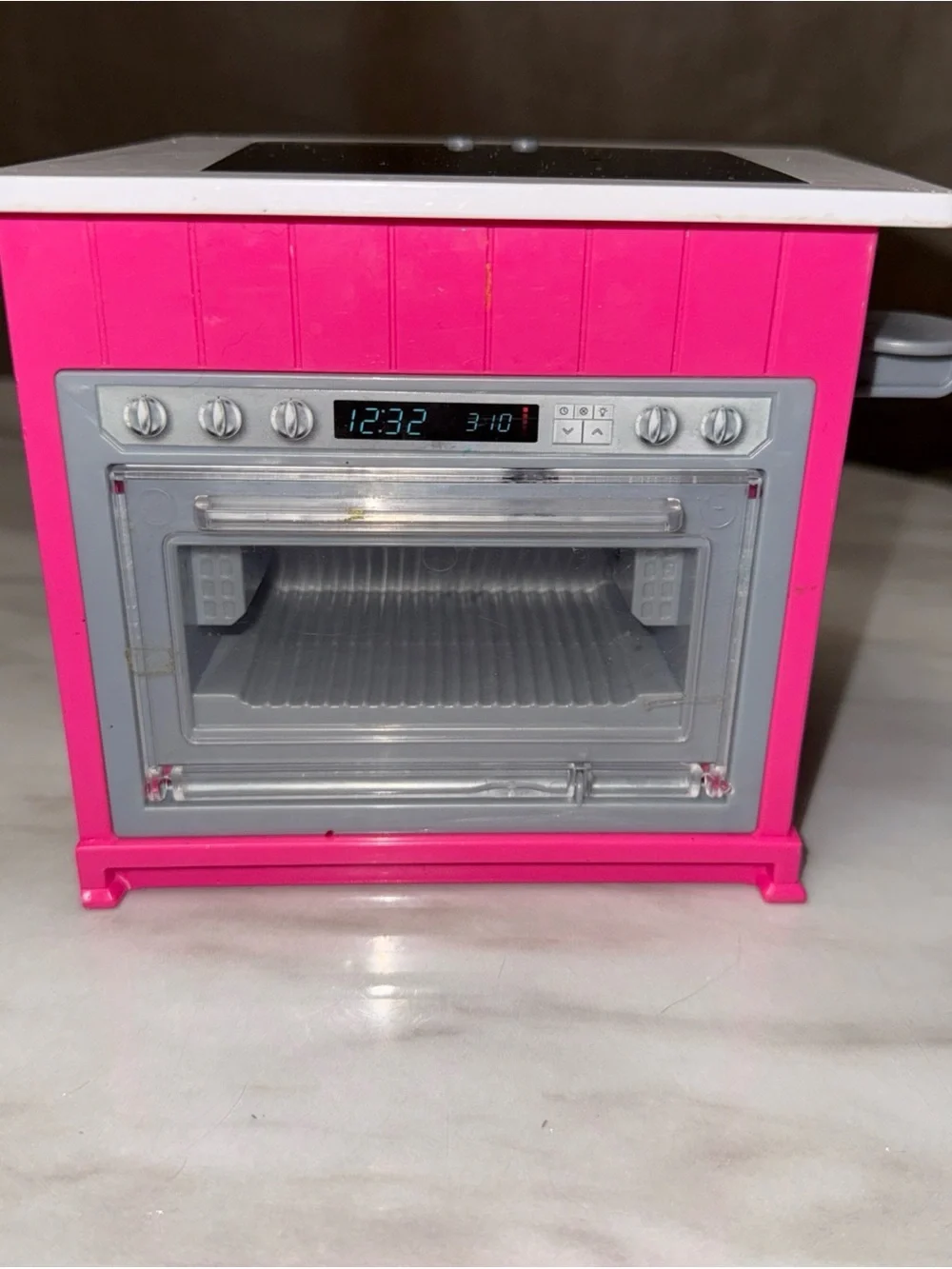 Barbie Dreamhouse stove, oven lights up and makes noise